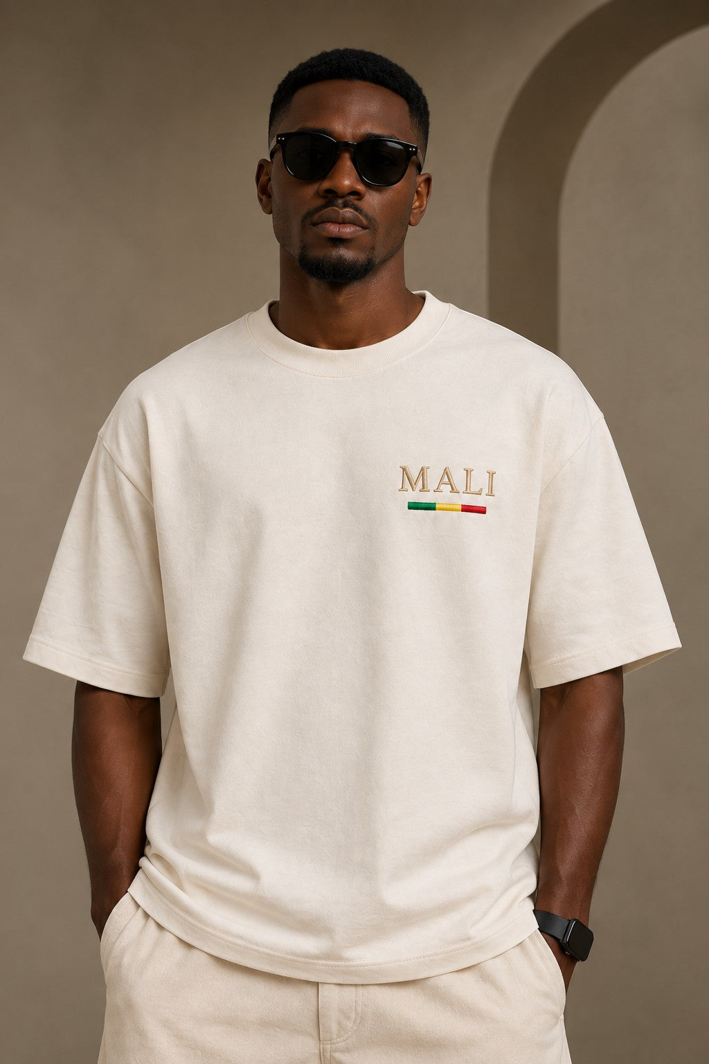 T-shirt Mali beige oversize porté par un homme
