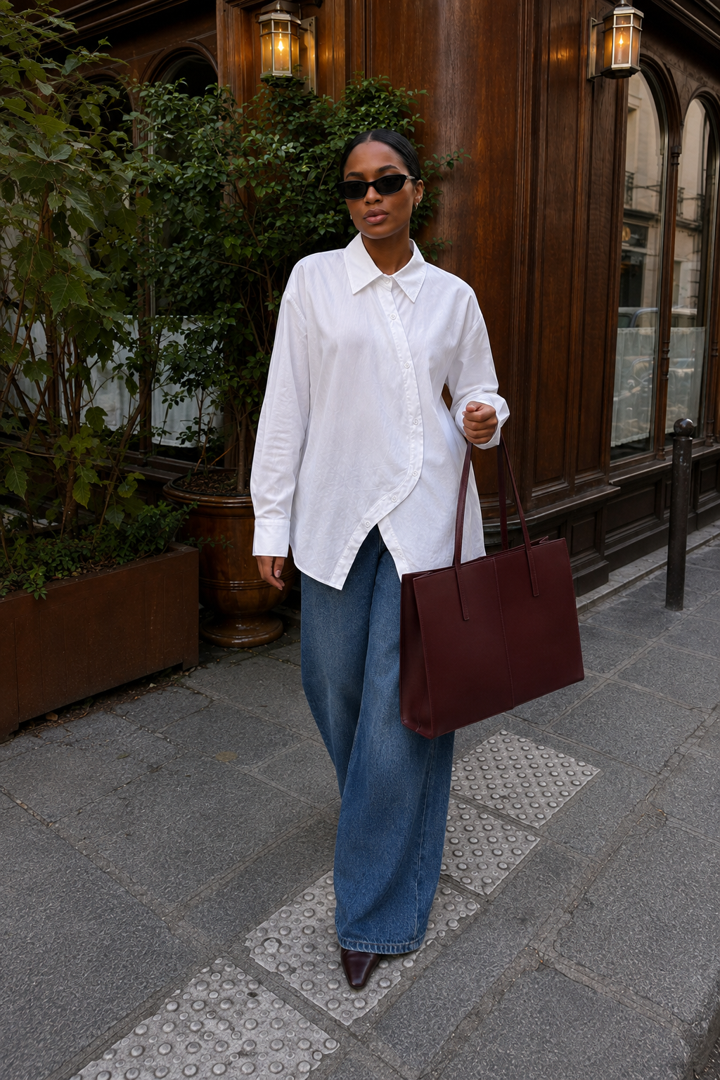 Chemise oversize femme Maya blanche portée avec un jean NOSSIA