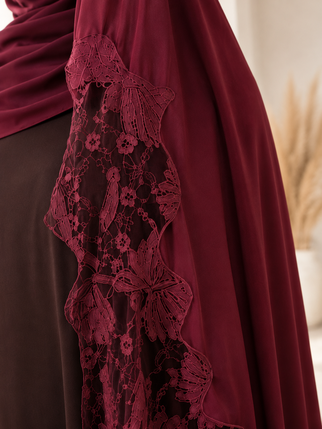 Détail dentelle florale hijab femme Amaya bordeaux NOSSIA