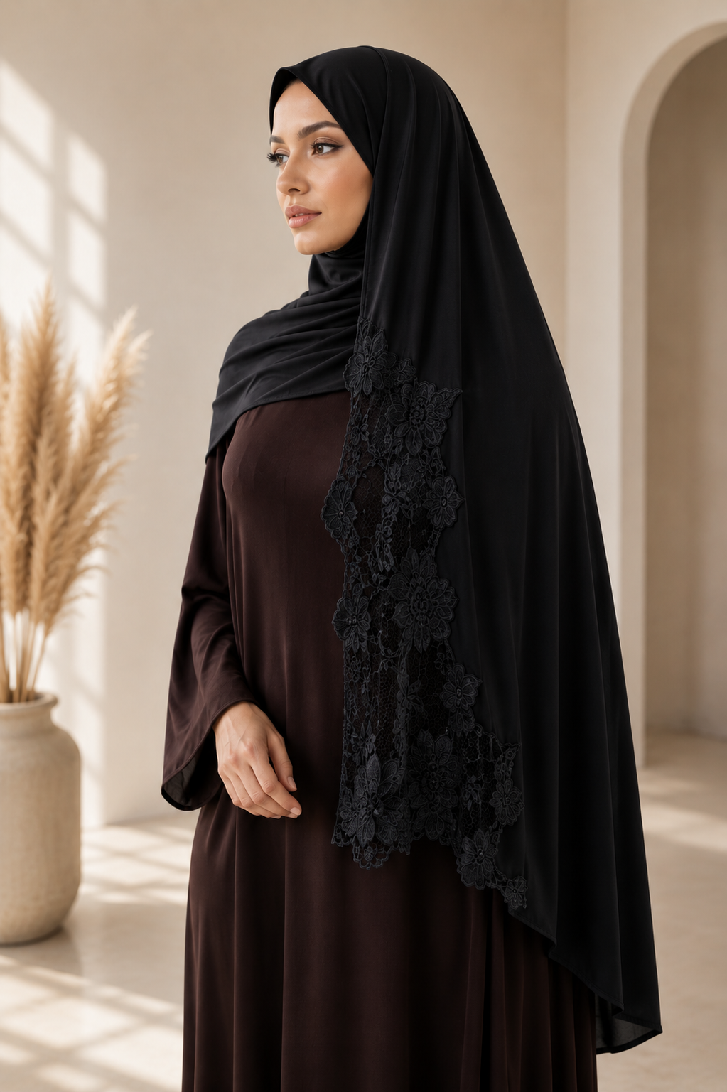 Hijab femme Amaya noir dentelle florale porté NOSSIA