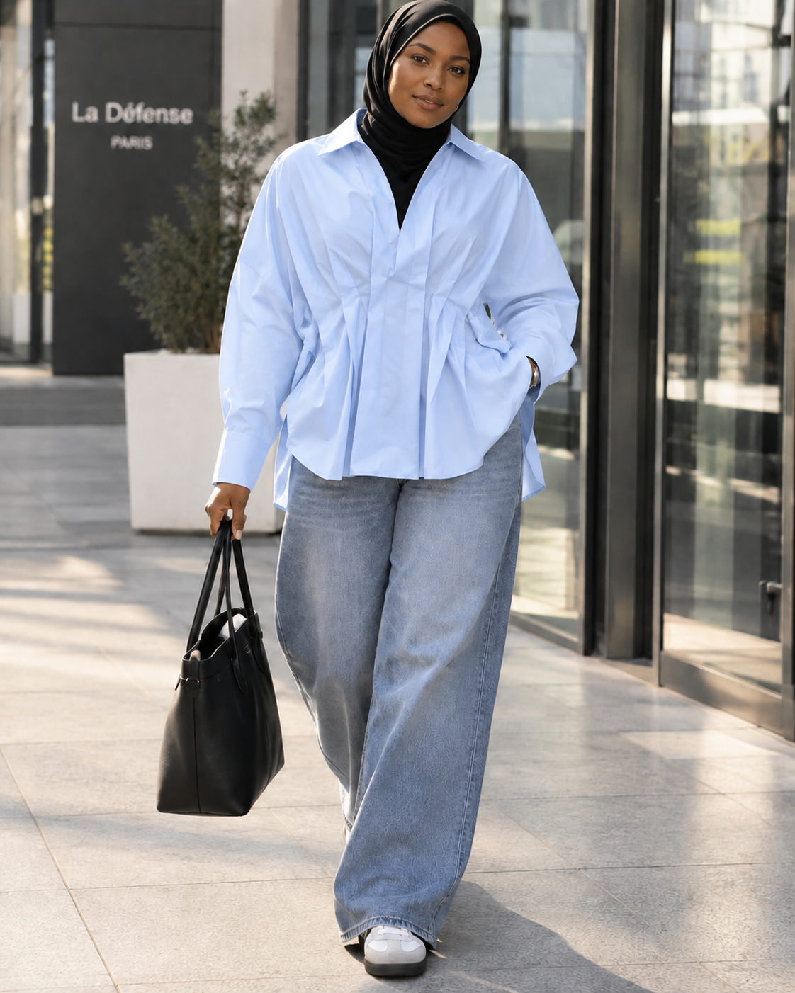 Blouse Alma bleu ciel 100% coton portée avec jean wide leg NOSSIA