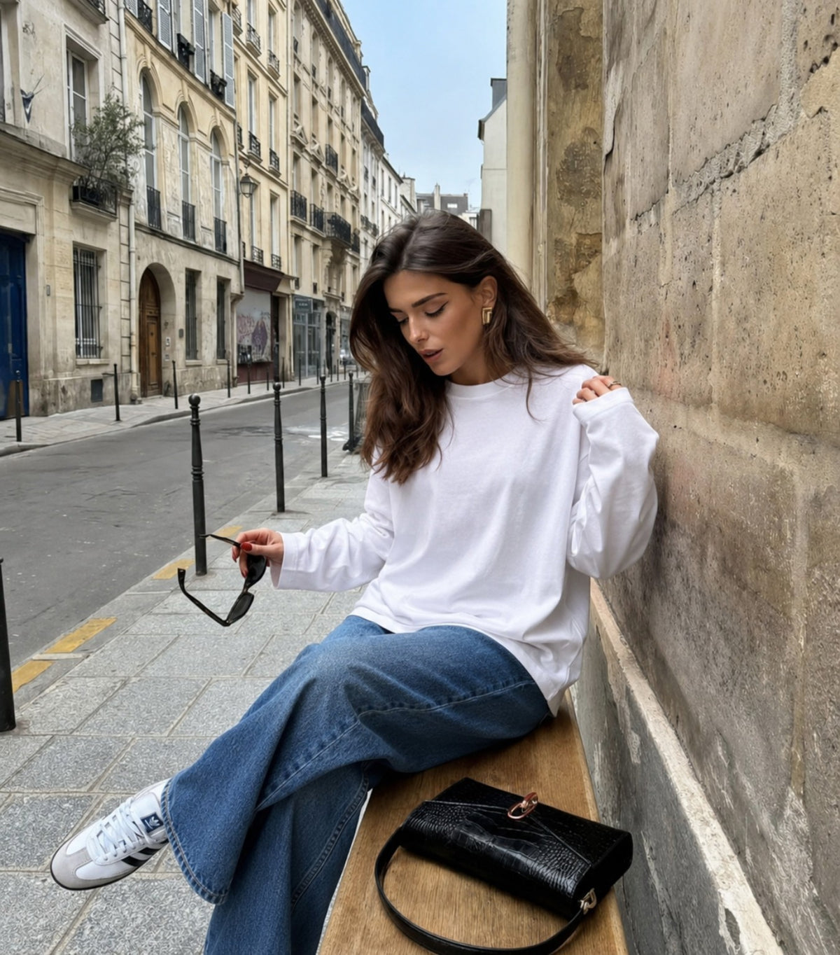 T-shirt Inaya blanc porté dans une rue parisienne