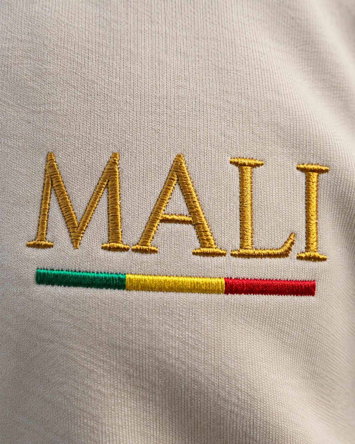 Détail broderie MALI dorée et drapeau vert jaune rouge