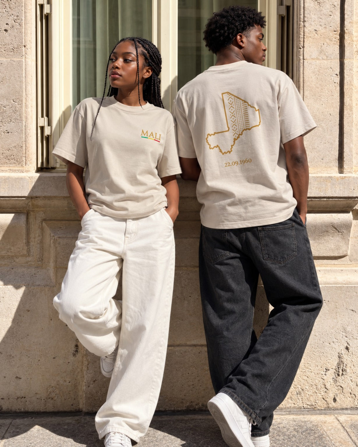 T-shirt Mali oversize porté par une femme et un homme